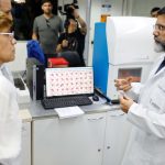 Imagem colorida mostra máquina de captação de doenças no sangue sendo apresentada