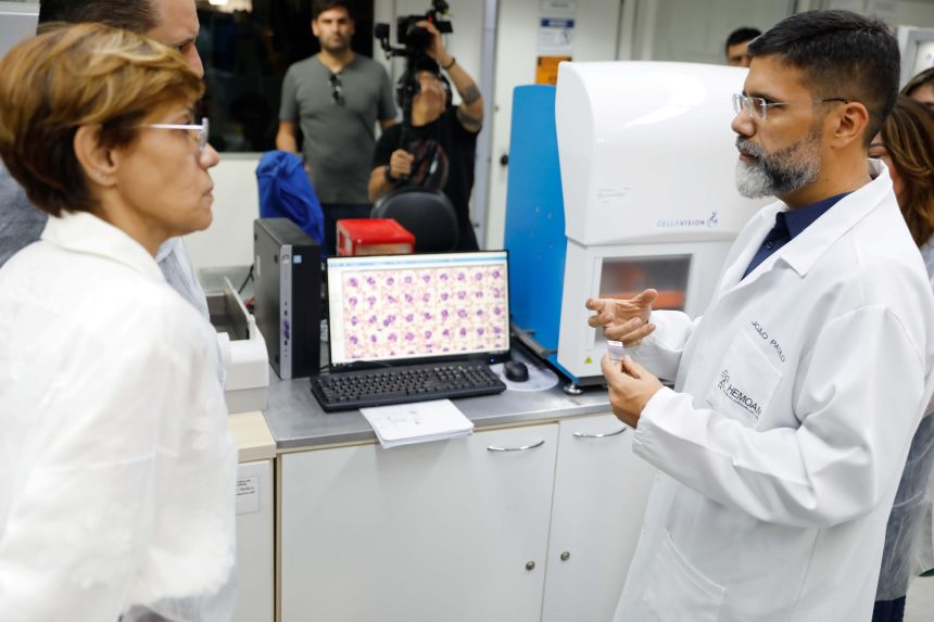 Imagem colorida mostra máquina de captação de doenças no sangue sendo apresentada