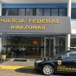 Imagem colorida mostra facahada sede da Polícia Federal em Manaus