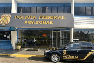 Imagem colorida mostra facahada sede da Polícia Federal em Manaus