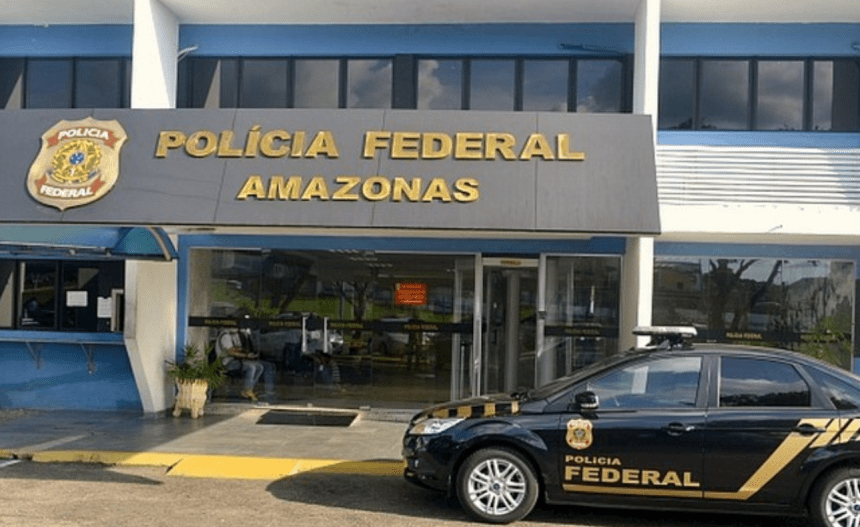 Imagem colorida mostra facahada sede da Polícia Federal em Manaus