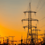 Imagem colorida mostra linhões de energia para falar sobre energia elétrica gratuita