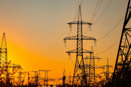 Imagem colorida mostra linhões de energia para falar sobre energia elétrica gratuita