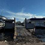Imagem colorida mostra local onde há balsa onde criança sofreu choque elétrico
