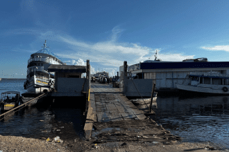 Imagem colorida mostra local onde há balsa onde criança sofreu choque elétrico
