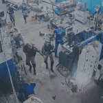 Imagem colorida mostra momento em que funcionários de empresa estavam sendo mantidos reféns