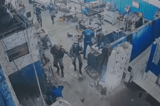 Imagem colorida mostra momento em que funcionários de empresa estavam sendo mantidos reféns