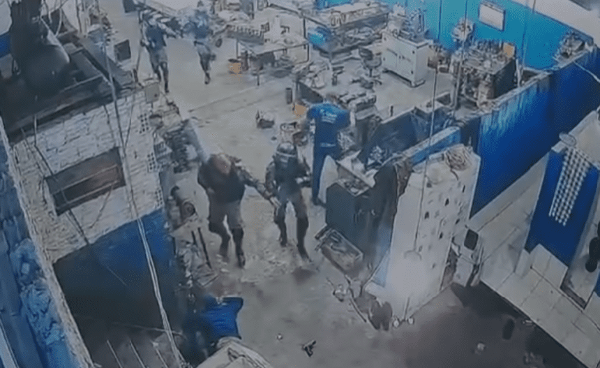 Imagem colorida mostra momento em que funcionários de empresa estavam sendo mantidos reféns