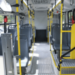 Imagem colorida mostra parte interna de ônibus em Manaus