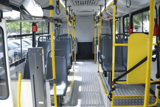 Imagem colorida mostra parte interna de ônibus em Manaus