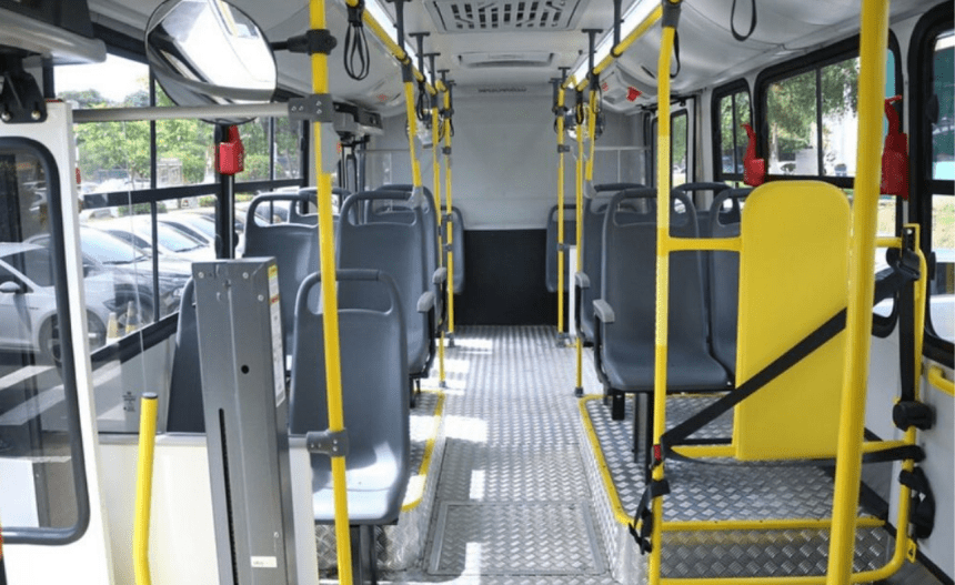 Imagem colorida mostra parte interna de ônibus em Manaus