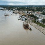 Imagem colorida mostra vista aérea de cidade no Amazonas sofrendo pela cheia