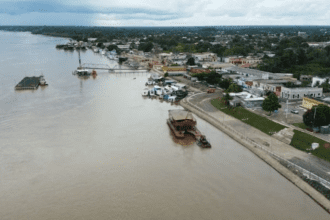 Imagem colorida mostra vista aérea de cidade no Amazonas sofrendo pela cheia