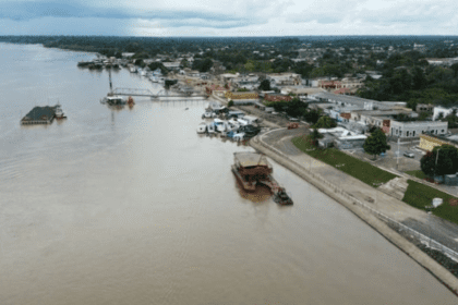Imagem colorida mostra vista aérea de cidade no Amazonas sofrendo pela cheia