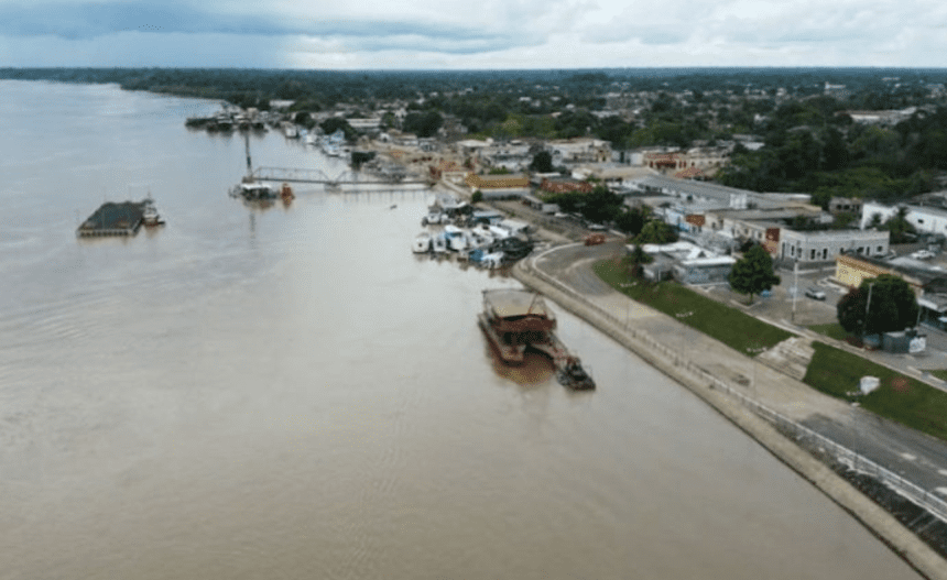 Imagem colorida mostra vista aérea de cidade no Amazonas sofrendo pela cheia