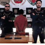 Imagem colorida mostra prisão de homem em Envira por cárcere privado e outros crimes