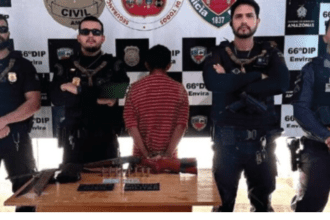 Imagem colorida mostra prisão de homem em Envira por cárcere privado e outros crimes