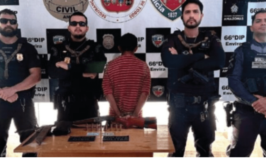 Imagem colorida mostra prisão de homem em Envira por cárcere privado e outros crimes