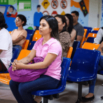 Imagem colorida mostra pessoas que aguardam para iniciar curso da Escola Pública de Trânsito em Manaus