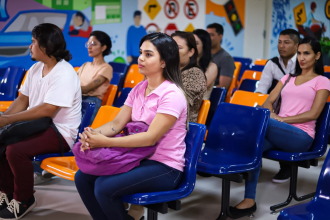 Imagem colorida mostra pessoas que aguardam para iniciar curso da Escola Pública de Trânsito em Manaus