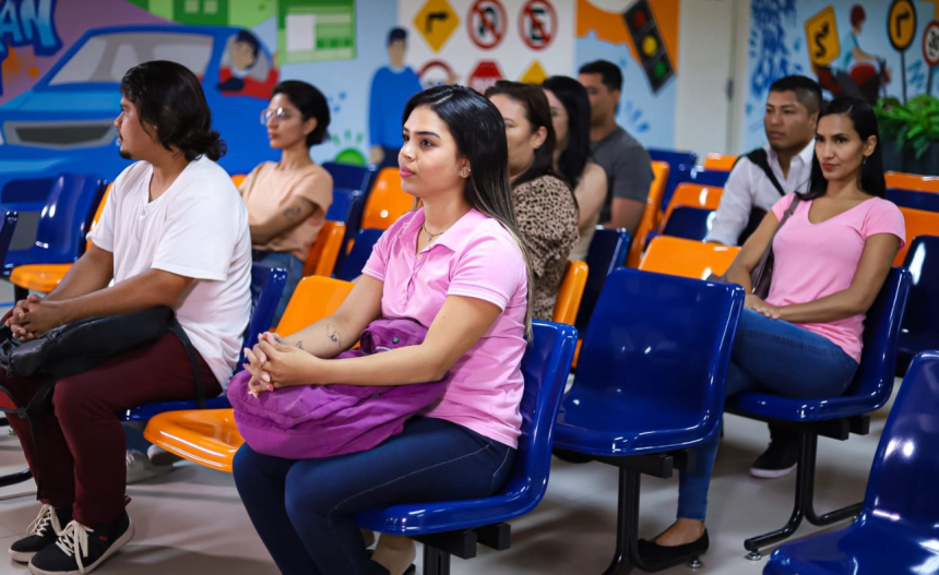 Imagem colorida mostra pessoas que aguardam para iniciar curso da Escola Pública de Trânsito em Manaus
