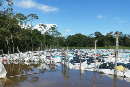 Imagem colorida mostra lixão em território peruano que afeta águas em território brasileiro