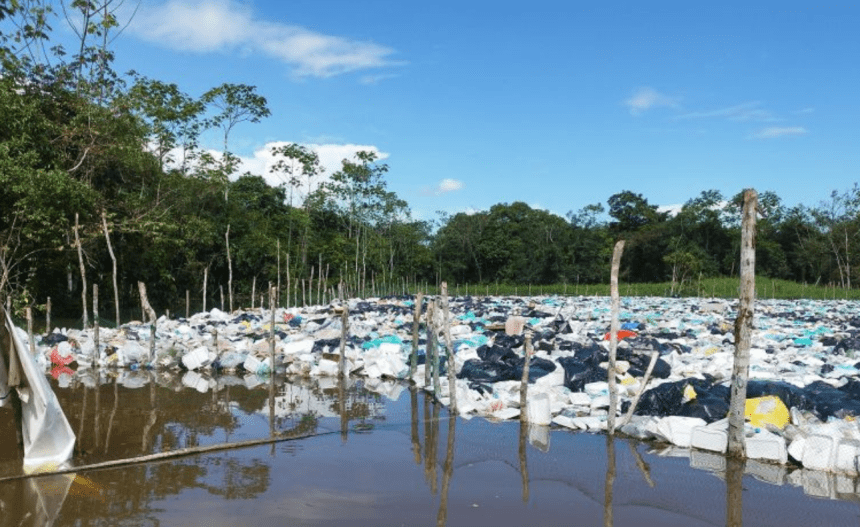 Imagem colorida mostra lixão em território peruano que afeta águas em território brasileiro