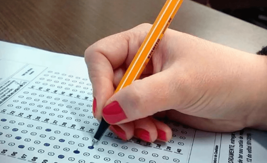 Imagem colorida mostra mão realizando marcação de gabarito do Concurso Nacional Unificado