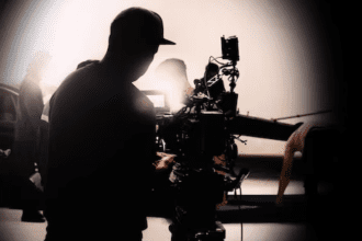 Imagem em tons de preto de branco mostra produção de cinema por trás das câmeras