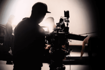 Imagem em tons de preto de branco mostra produção de cinema por trás das câmeras