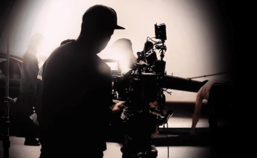 Imagem em tons de preto de branco mostra produção de cinema por trás das câmeras