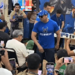 Imagem colorida mostra Rossy Amoeda saindo de apuração