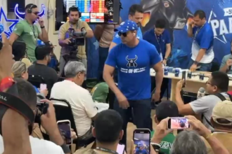 Imagem colorida mostra Rossy Amoeda saindo de apuração