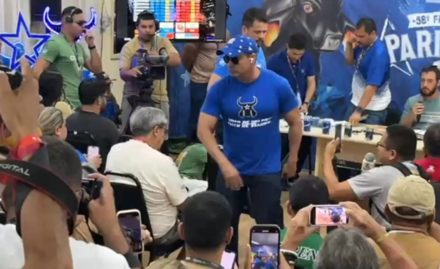 Imagem colorida mostra Rossy Amoeda saindo de apuração