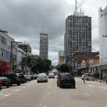 Imagem colorida mostra avenida Eduardo Ribeiro no centro de Manaus