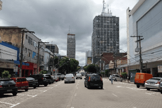 Imagem colorida mostra avenida Eduardo Ribeiro no centro de Manaus