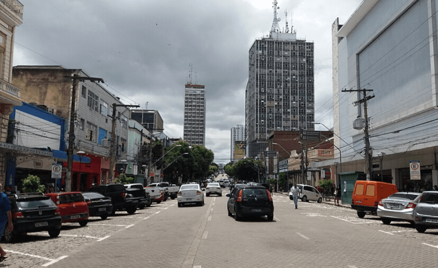 Imagem colorida mostra avenida Eduardo Ribeiro no centro de Manaus