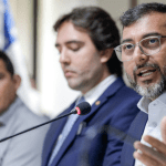 Imagem colorida mostra Wilson Lima falando sobre novo curso de Inteligência Artificial