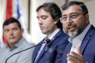 Imagem colorida mostra Wilson Lima falando sobre novo curso de Inteligência Artificial