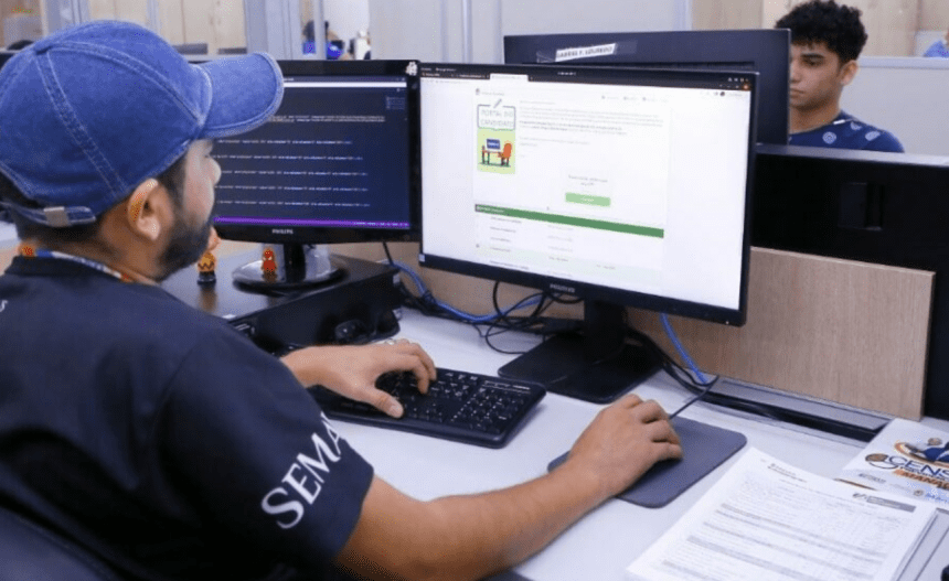 Imagem colorida mostra Pessoa em frente a um computador mostrando aceso ao site do Bolsa Universidade Manaus