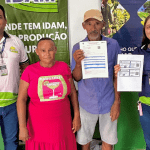 Agricultores recebendo benefícios em Envira