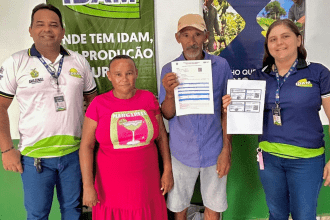 Agricultores recebendo benefícios em Envira