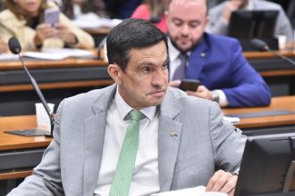 Imagem colorida mostra Sidney Leite em discussões sobre outras zonas francas