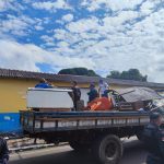 Imagem colorida mostra objetos retirado de fila para demarcar espaço para entrada no Festival de Parintins