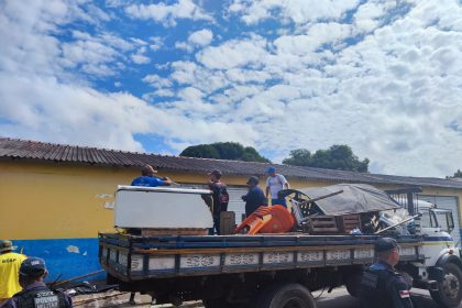 Imagem colorida mostra objetos retirado de fila para demarcar espaço para entrada no Festival de Parintins