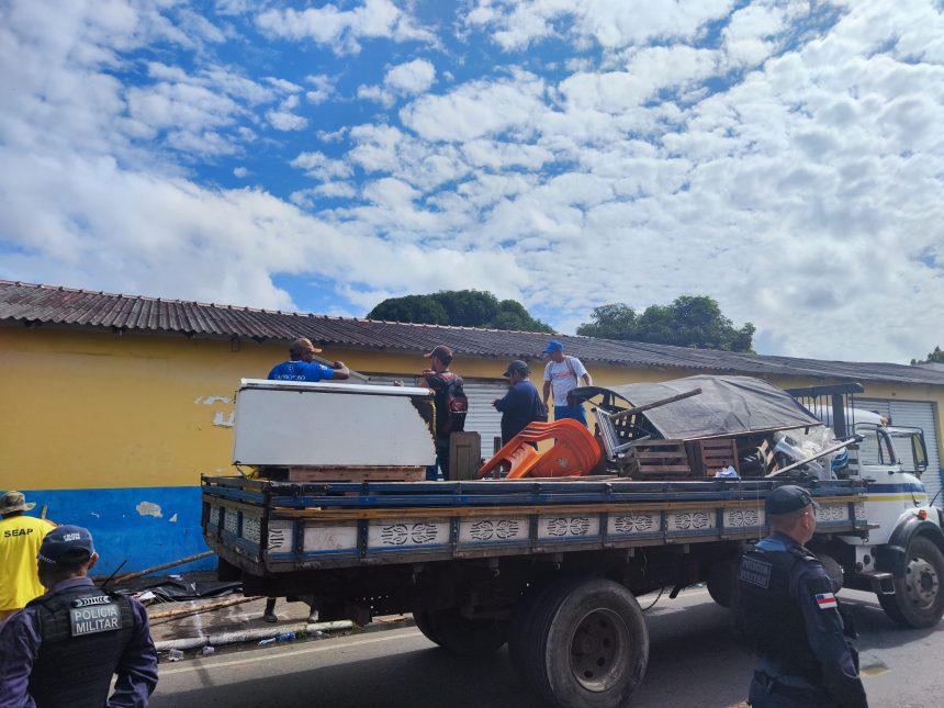 Imagem colorida mostra objetos retirado de fila para demarcar espaço para entrada no Festival de Parintins