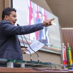 Imagem colorida mostra deputado Péricles em discurso na Aleam sobre abertura de CPI no Asfalta Manaus