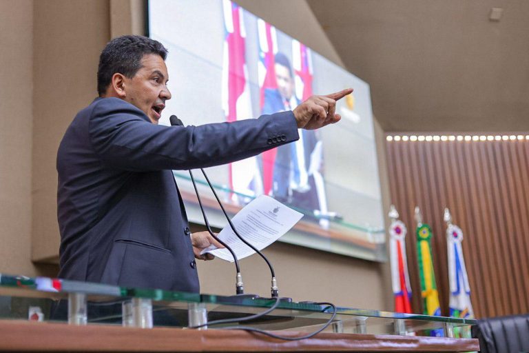 Imagem colorida mostra deputado Péricles em discurso na Aleam sobre abertura de CPI no Asfalta Manaus