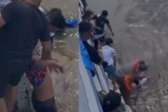 Imagem colorida mostra homem que pulou de barco sendo resgatado