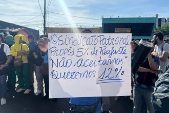 Imagem colorida mostra greve dos trabalhadores da Construção Civil